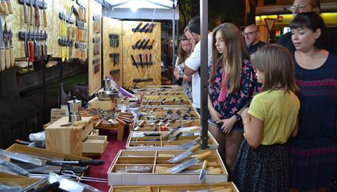 La XVII Fira Nocturna de Sant Jaume mostra a peu de carrer la feina que els artesans de Mallorca fan amb les mans