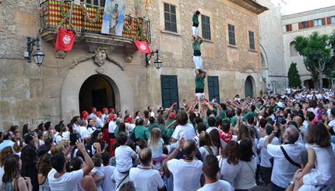 L'encamisada i les primeres corregudes de l'anell fan sortir Manacor al carrer per fer festa i animar els cavallers