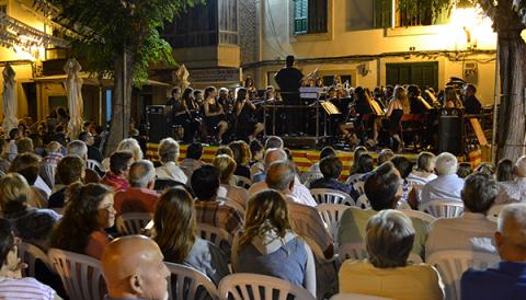 La Banda de Música i els pregó dels més joves de la Comissió de Festes donen el sus a deu dies de celebració a Son Macià