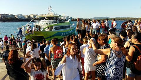La processó marítima i el Dans s’Illot aglutinen a la platja tradició marinera i la dansa contemporània