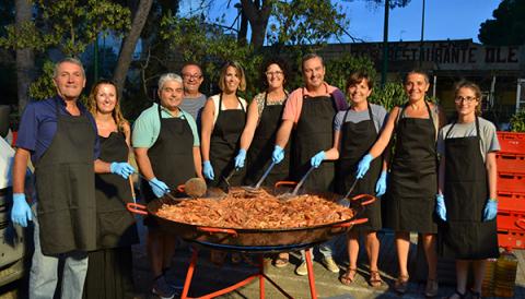 S’Illot devora prop de 300 quilos de gambes en el clàssic sopar a la fresca que durant la nit d’ahir reuní un miler de veïns