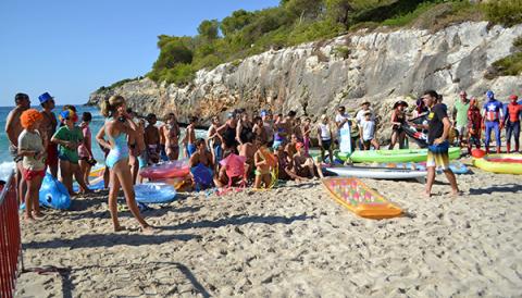 La solidaritat amb els malalts de càncer i les disfresses més divertides participen a la travessa aquàtica de Cala Angulia
