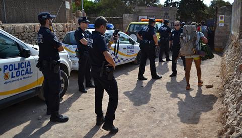 La Policia Local intervé a Cala Varques per fer front a la venda ambulant il·legal i als aparcaments en zones prohibides