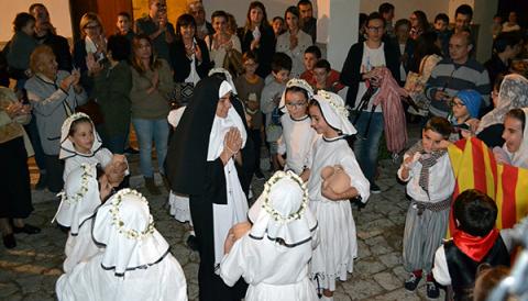 Les Dames de Santa Catalina fan lluir la part més tradicional de les festes d'aquesta barriada manacorina
