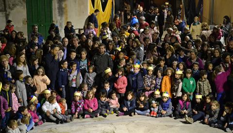 Els balls dels Indis escampen la festa entre els veïnats de la barriada de Crist Rei, que durarà tot el cap de setmana