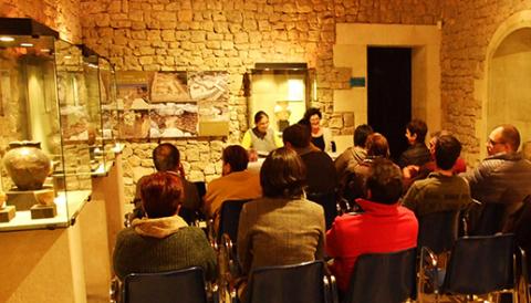 Les peces més interessants de les col·leccions que amaga el Museu de Manacor surten a la llum amb el llibre Peces del Mes