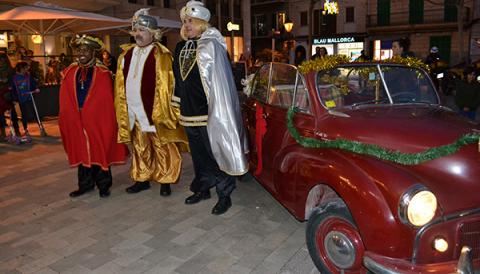 Els nins i nines de Manacor entreguen les seves cartes als patges reials
