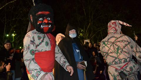 Una gran torrada i el primer ball dels dimonis encenen davant milers de persones la flama santantoniera