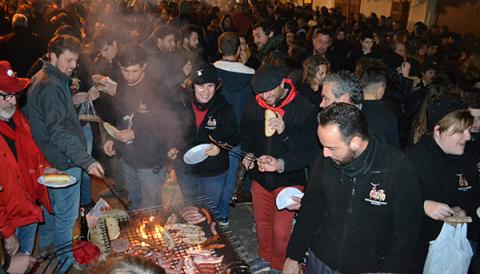 Les ganes de festa per Sant Antoni ressonen a l'assaig dels goigs i la ximbombada a la plaça de la Concòrdia 