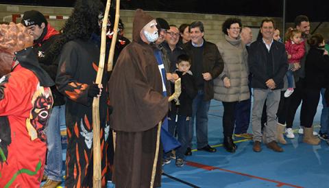 Una torrada i la VIII Trobada de dimonis de s'Illot clouen les festes de Sant Antoni d'enguany