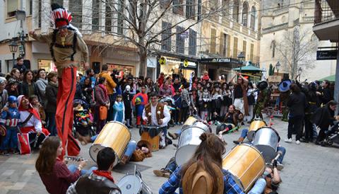 Les disfresses i l’animació omplen la Rueta i fan vibrar els infants i els joves pel centre de vianants de Manacor