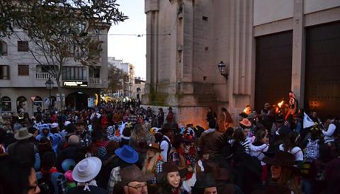 Centenars de persones participen de la gran Rua de carnaval de temàtica western a la plaça de Ramon Llull  