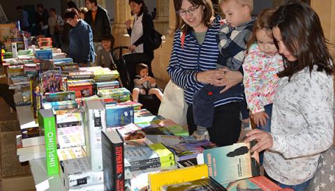 Centenars de visitants aprofiten l’oferta cultural de la Fira del Llibre de Manacor i reivindiquen l’interès per la lectura