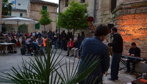 El Jas Jazz omple de gent, ritme, espectacle i música en directe els carrers de la la zona de vianants de Manacor