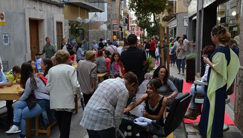 Centenars de persones surten “De passeig al carrer de Ciutat” i a gaudir de tot el que ofereix el comerç local