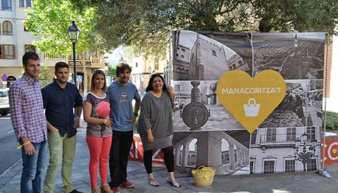 Els comerços que formen part del col·lectiu Manacoritza’t conviden tothom a tastar el pastís de pobre més gran de tots