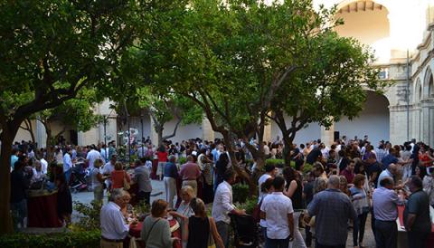 El XIV Tast de Vins de la DO Pla i Llevant de Fires i Festes du la millor oferta dels cellers de la comarca al claustre de Sant Vicenç