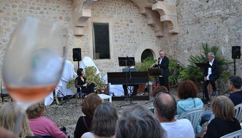 El maridatge de vi, música i poesia de Fires i Festes omple la seu del Museu de cultura, viticultura i gent