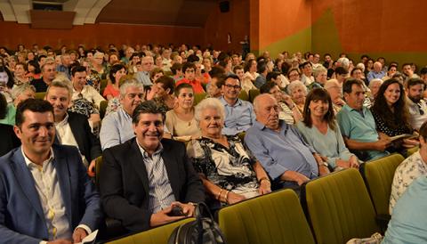 Un teatre ple dels que estimen el ball de pagès aplaudeix l’entrega del Reconeixement de Mèrits a Margalida Fullana