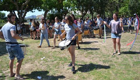 L'IES Manacor i l'IES Mossèn Alcover omplen el Parc Municipal durant la festa solidària “Amb els Refugiats”
