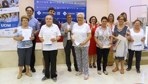 Els alumnes de la Universitat Oberta per a Majors visiten la UIB i recullen els seus títols en una festa