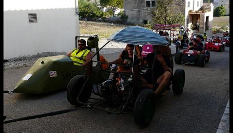 Els actes previs al “sus” oficial a les festes omplen els carrers de Son Macià de bauxa, humor i solidaritat