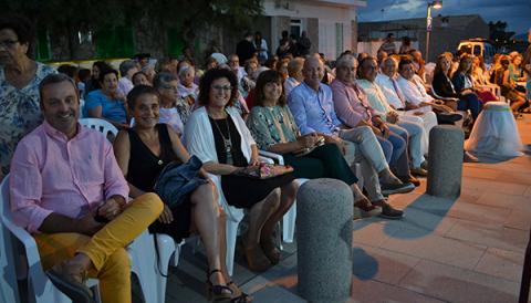 La història dels inicis del turisme i els ritmes de la banda de música marquen l’inici de les festes de s’Illot