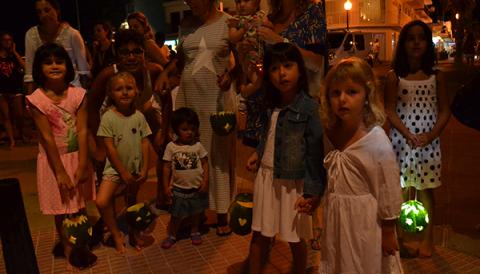 La processó de les llanternes encapçalada per les xeremies posen la nota més tradicional a les festes de s’Illot