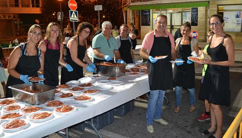Els silloters devoren més de 300 quilos de gambes en el sopar que ha reunit un miler de veïns a l’avinguda dels Pins