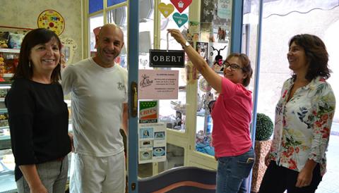 L’Ajuntament ofereix cartells d’obert/tancat en la nostra llengua per fer-la més present en els comerços
