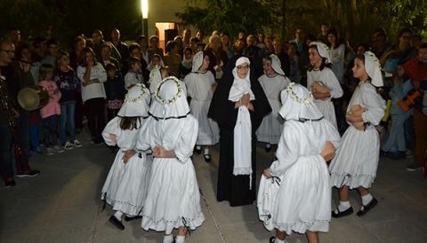 El ball de les Dames reviu la part més tradicional de les festes de la barriada manacorina de Santa Catalina