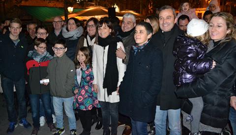 Una multitud acudeix a la plaça de sa Bassa a veure l’encesa de llums que dona el sus a més de noranta actes nadalencs