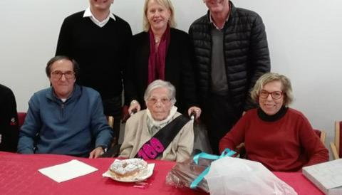 Els representants municipals feliciten Maria Capó, la nova padrina del municipi, pel seu 100è aniversari