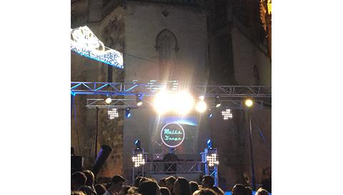 Una multitudinària festa de nit de Cap d’Any dona la benvinguda al 2018 des dels peus del campanar