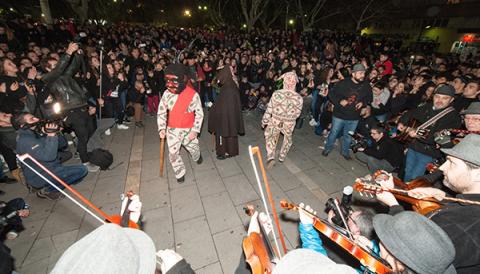 El primer ball dels dimonis i una gran torrada encenen la flama de la festa de Sant Antoni davant milers de persones