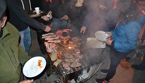 Les ganes de festa per Sant Antoni ressonen a l'assaig dels goigs i la ximbombada de la plaça de la Concòrdia