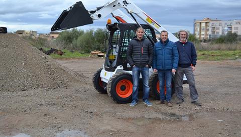 La brigada municipal compta amb una nova màquina multifuncional que permet augmentar les actuacions de millora als carrers