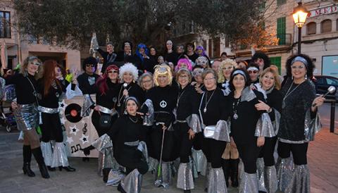 Centenars de persones participen en la gran Rua de Carnaval que malgrat el fret intens ha omplit la plaça Ramon Llull