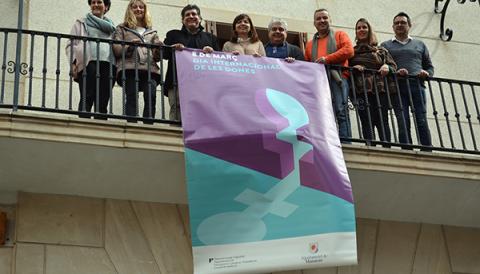 La pancarta que commemora el 8 de març, el Dia Internacional de les Dones, ja penja de la balconada de l'Ajuntament de Manacor