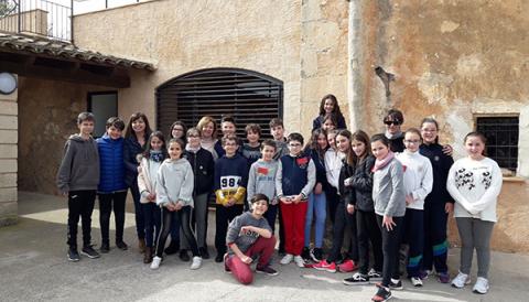 Els consellers i conselleres del Consell d’Infants de Manacor preparen el seu primer ple com a representants públics