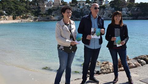 L’Ajuntament explica als visitants el paper la posidònia i la seva importància vital en els sistemes naturals de les platges
