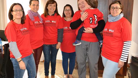Els pares i mares de l’escola Simó Ballester presenten el nou logotip i les camisetes que entregaran als alumnes
