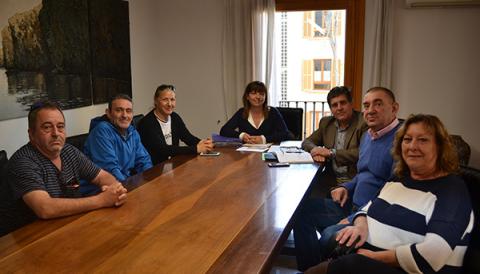 Els treballadors de LUMSA, que s’encarreguen de la neteja al municipi, es reuneixen amb els responsables municipals