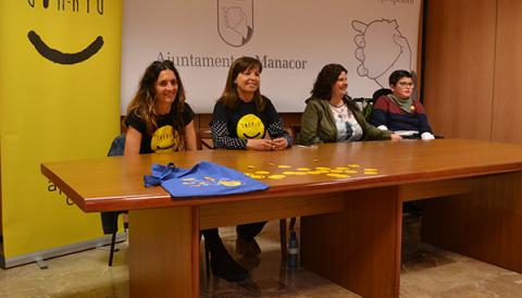 Els escolars de tot el municipi faran realitat el mural de Som-Riu en una de les parets exteriors del Teatre