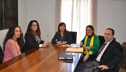 La batlessa de Manacor rep la cònsol de Marroc, Nezha Attaha, en la seva primera visita institucional al municipi