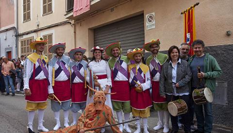 Els Cossiers surten pels carrers escampant la primavera fidels a la tradició de ballar en motiu de les festes del Sant Crist