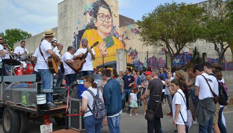 El mural del projecte Som-Riu ja llueix a Manacor amb l’esperança, la il·lusió i la felicitat que desprèn l’enorme retrat
