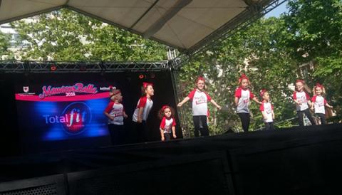 Els alumnes de dansa del municipi omplen de ball i ritme la plaça Ramon Llull amb l'espectacle "Manacor Balla”