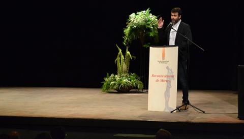 Un teatre ple dels que estimen la llengua aplaudeix l’entrega del Reconeixement de Mèrits a Bernat Nadal 