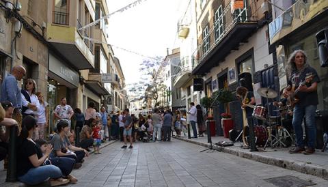 Milers d’assistents omplen la Festa de l’Art al carrer de Ciutat convidats per les botigues d’aquesta artèria comercial